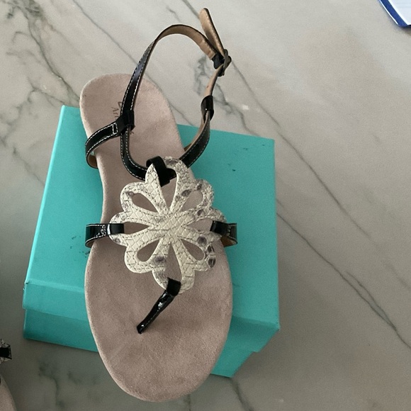 Clarks Artisan  Sandals Sz 7 NWT - Picture 12 of 12